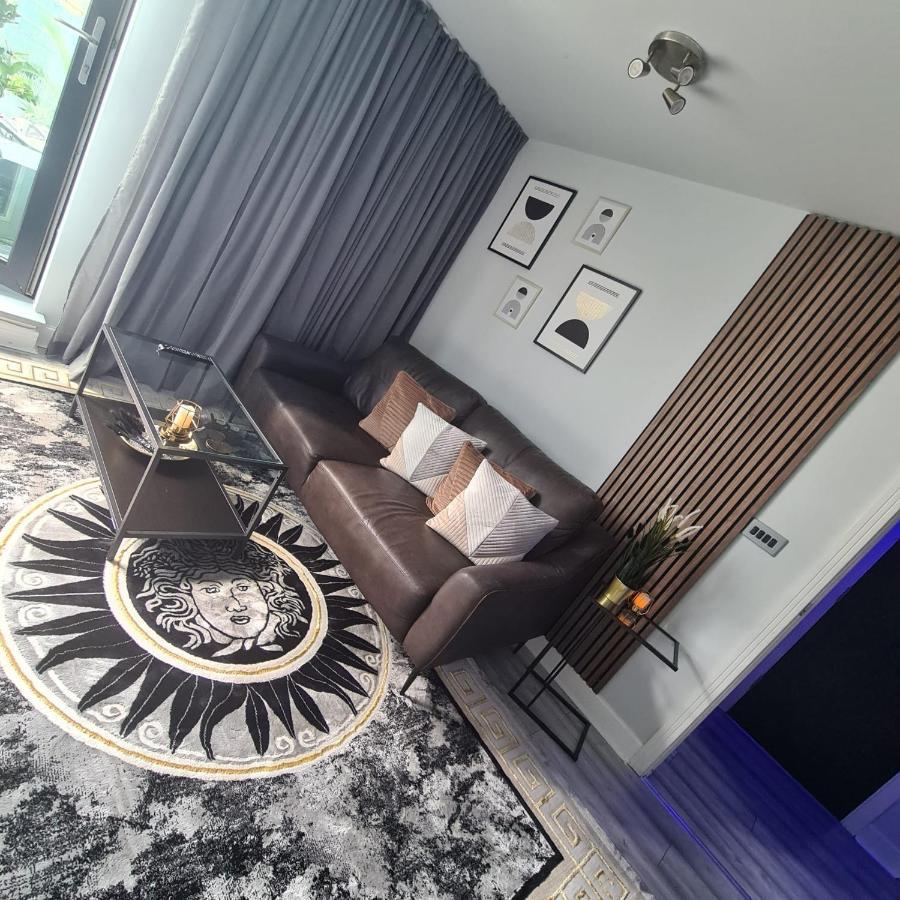 Luxury 9Ine Penthouse With Garden & Jacuzzi Lägenhet Birmingham Exteriör bild